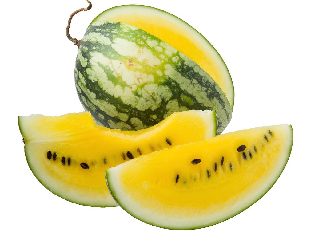 Eine Wassermelone ist aufgeschnitten - das Fruchtfleisch ist gelb mit schwarzen Kernen.