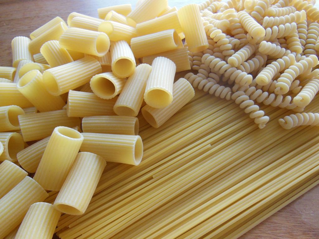 Spaghetti, Fussili und Penne liegen aufeinander.