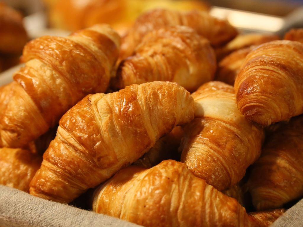Auf dem Bild sind einige Croissants zu sehen.