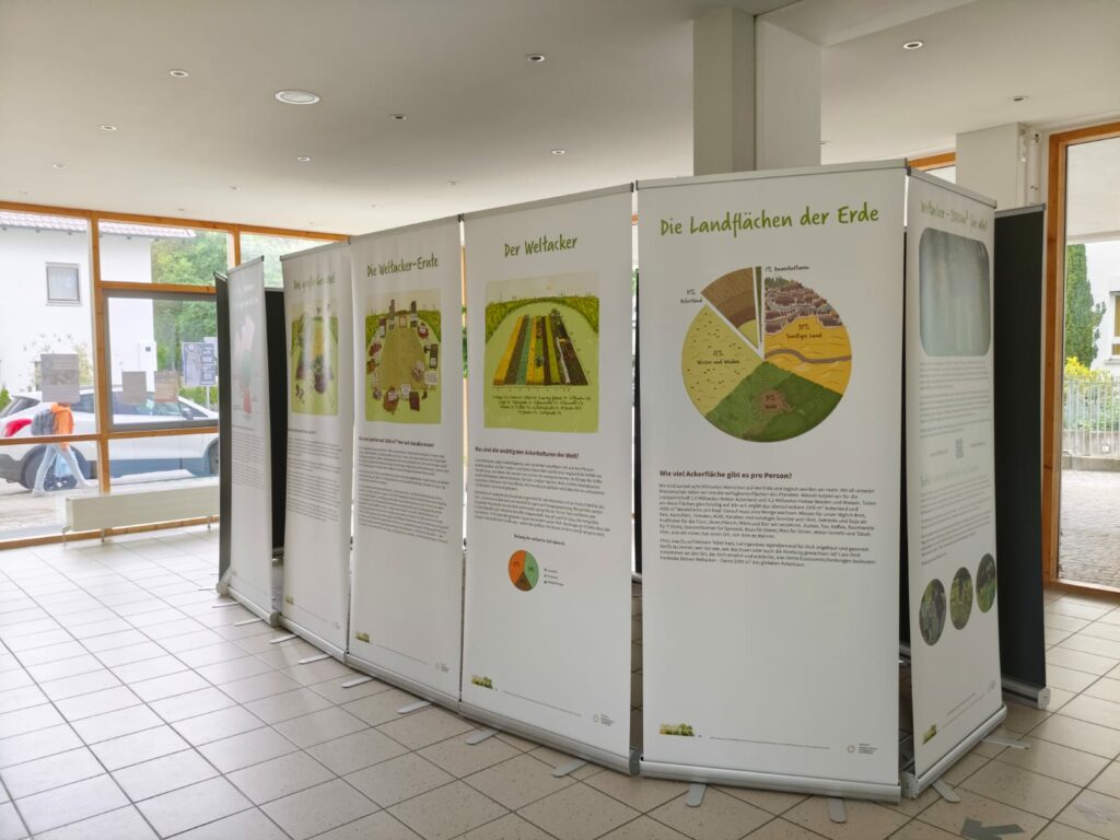 In einem Oval in der Mitte des Raums steht die Wanderausstellung.