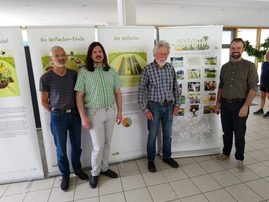 Vier Männer stehen vor den Roll-Ups der Wanderausstellung