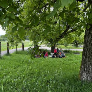 Gruppe von Kindern auf dem Weltacker Zürich. 