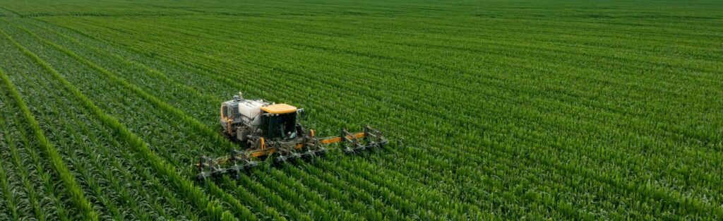 Industrielle Landwirtschaftsmaschine erntet auf grossem Feld