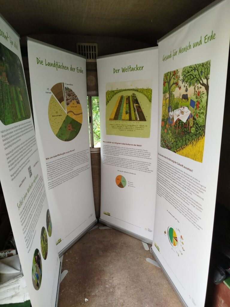 Vier Roll-Ups der Wanderausstellung stehen sich gegenüber in einem Bauwagen.