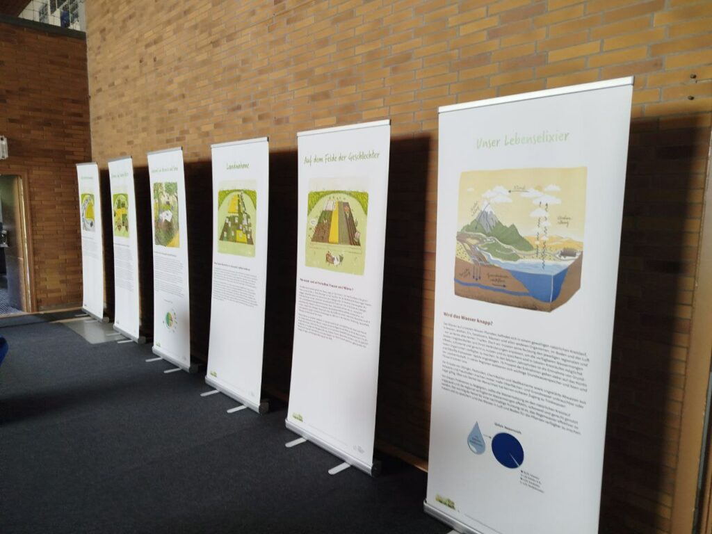 In einer langen Reihe stehen die Roll-Ups der Wanderausstellung.