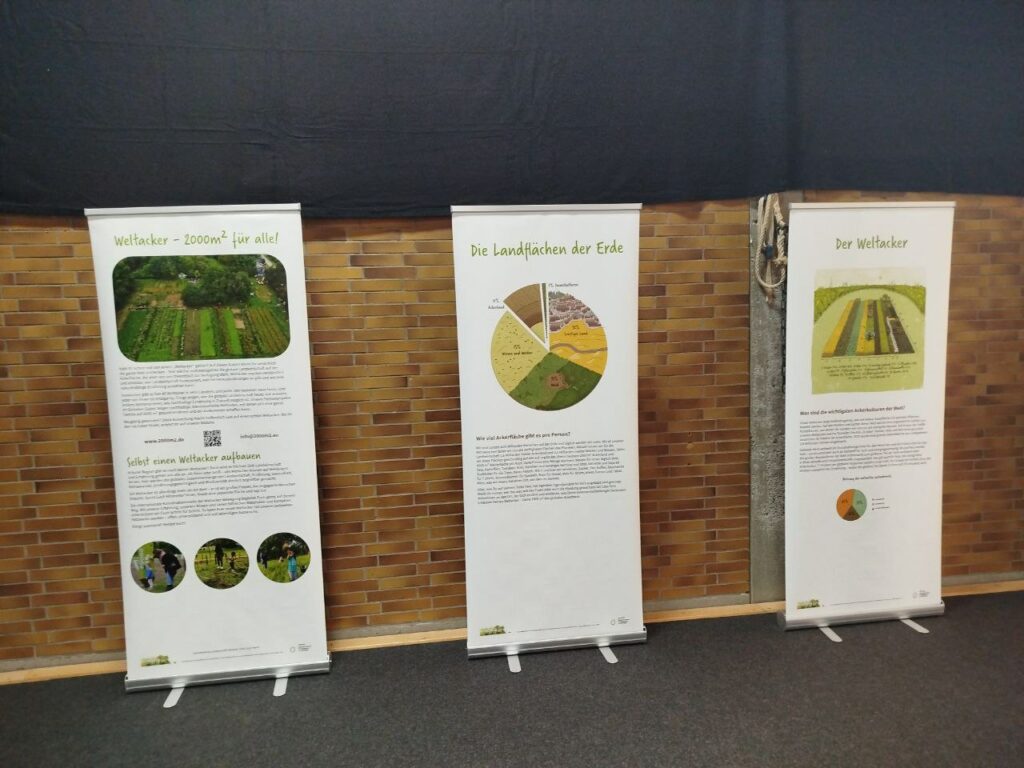 Drei Roll-Ups der Wanderausstellung stehen vor einer Wand in Kallstadt.